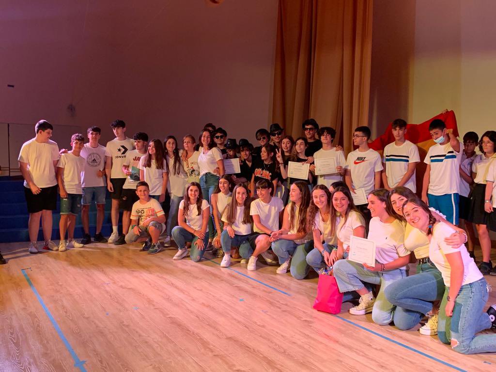 Claretxativa's tweet photo. No tenim paraules per a expressar el que hem viscut hui amb el Got Talent 2022. S’ho hem passat molt bé amb els nostres artistes. I quin públic més animat! Tenim un alumnat amb molt de talent! Enhorabona a tots! https://t.co/ZMoTbskOz7