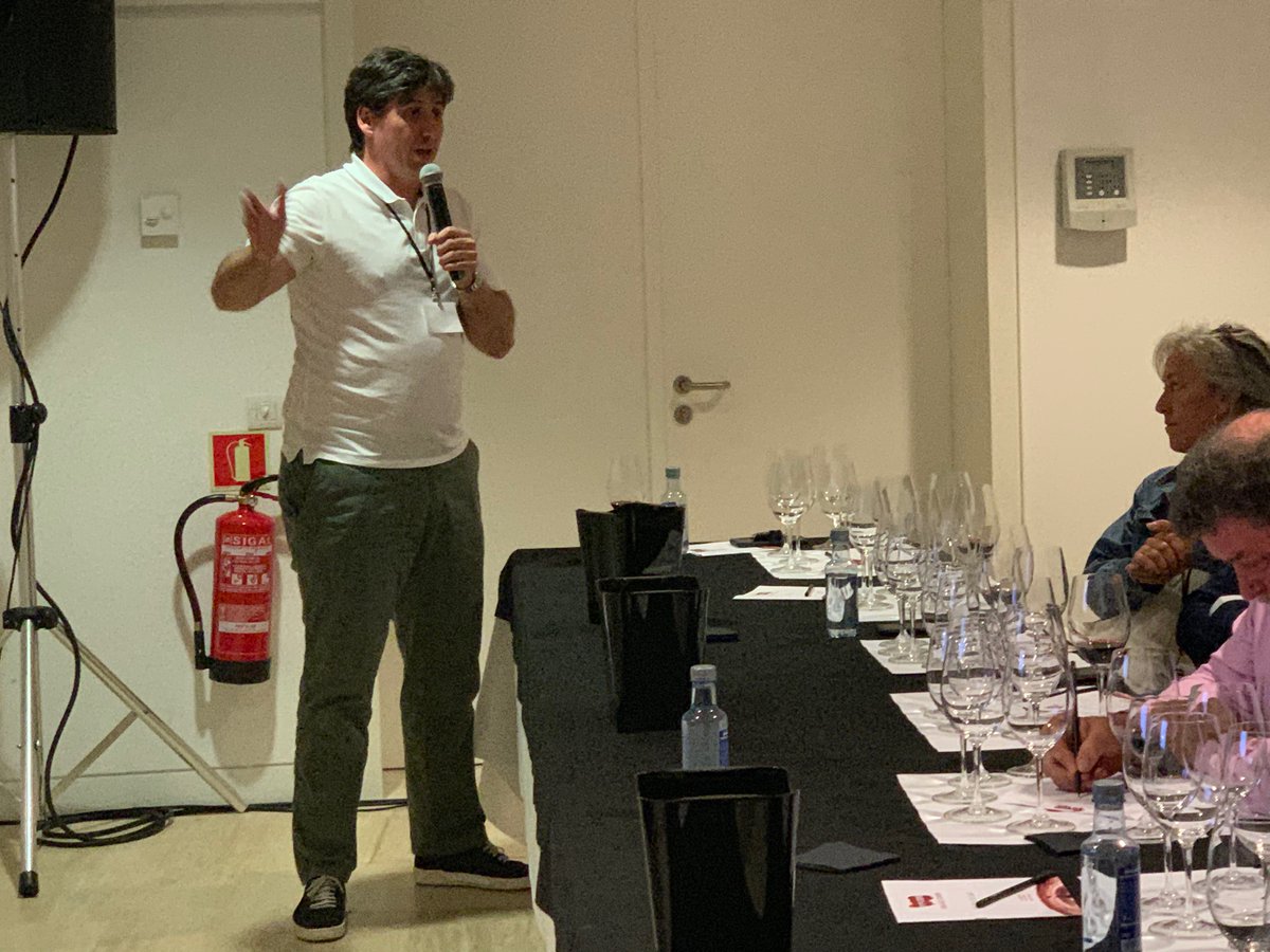 bodegasderioja's tweet photo. Los vinos de la Asociación citación han protagonizado hoy la cata de la otra Rioja, celebrada en @FevinoFerrol. 
Siete vinos, siete valles para poner los nombres de las comarcas, los pueblos y dar protagonismo a la madera de la viña 🍷🍷 https://t.co/1tjuKbaKFr