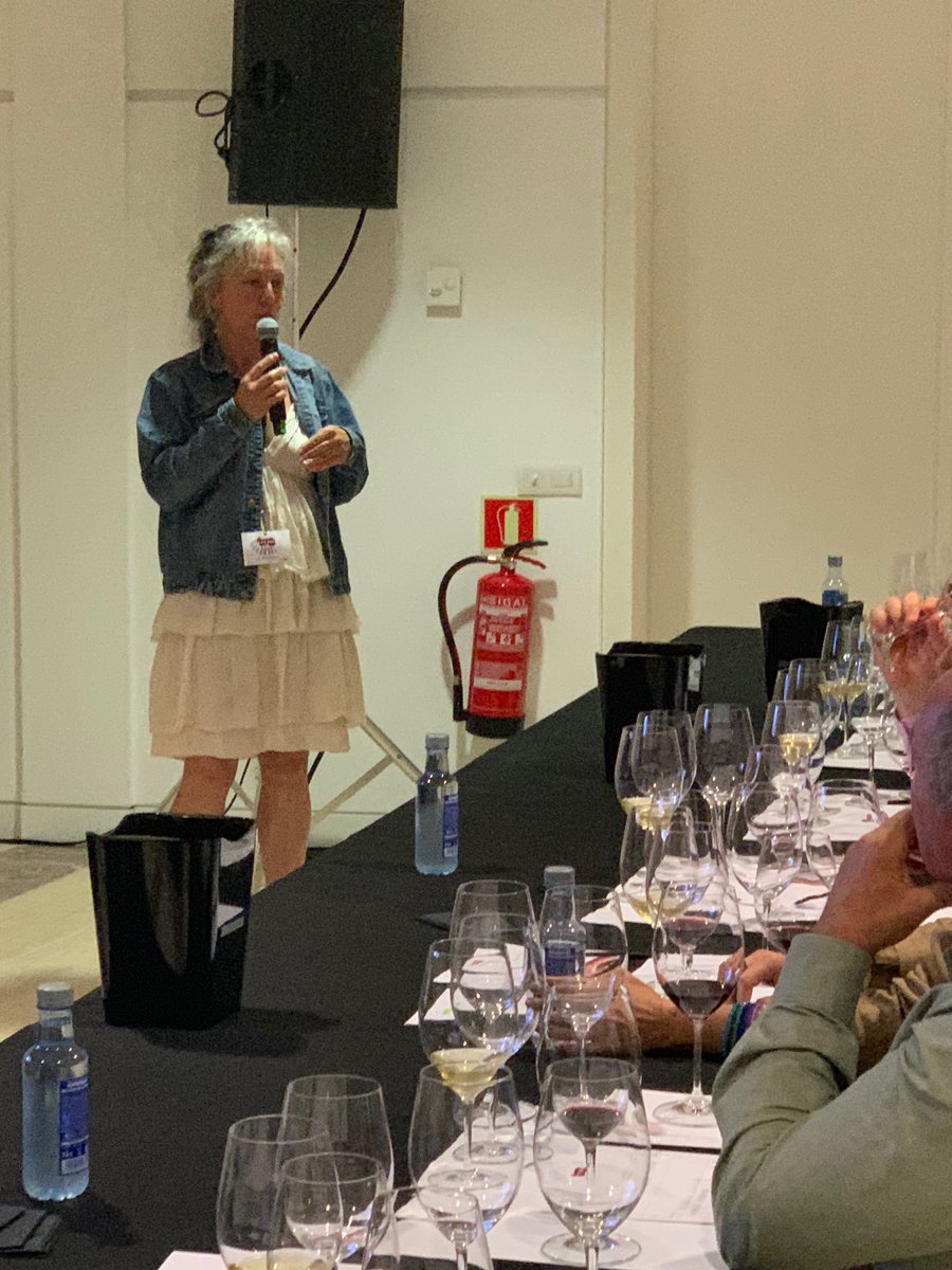 bodegasderioja's tweet photo. Los vinos de la Asociación citación han protagonizado hoy la cata de la otra Rioja, celebrada en @FevinoFerrol. 
Siete vinos, siete valles para poner los nombres de las comarcas, los pueblos y dar protagonismo a la madera de la viña 🍷🍷 https://t.co/1tjuKbaKFr