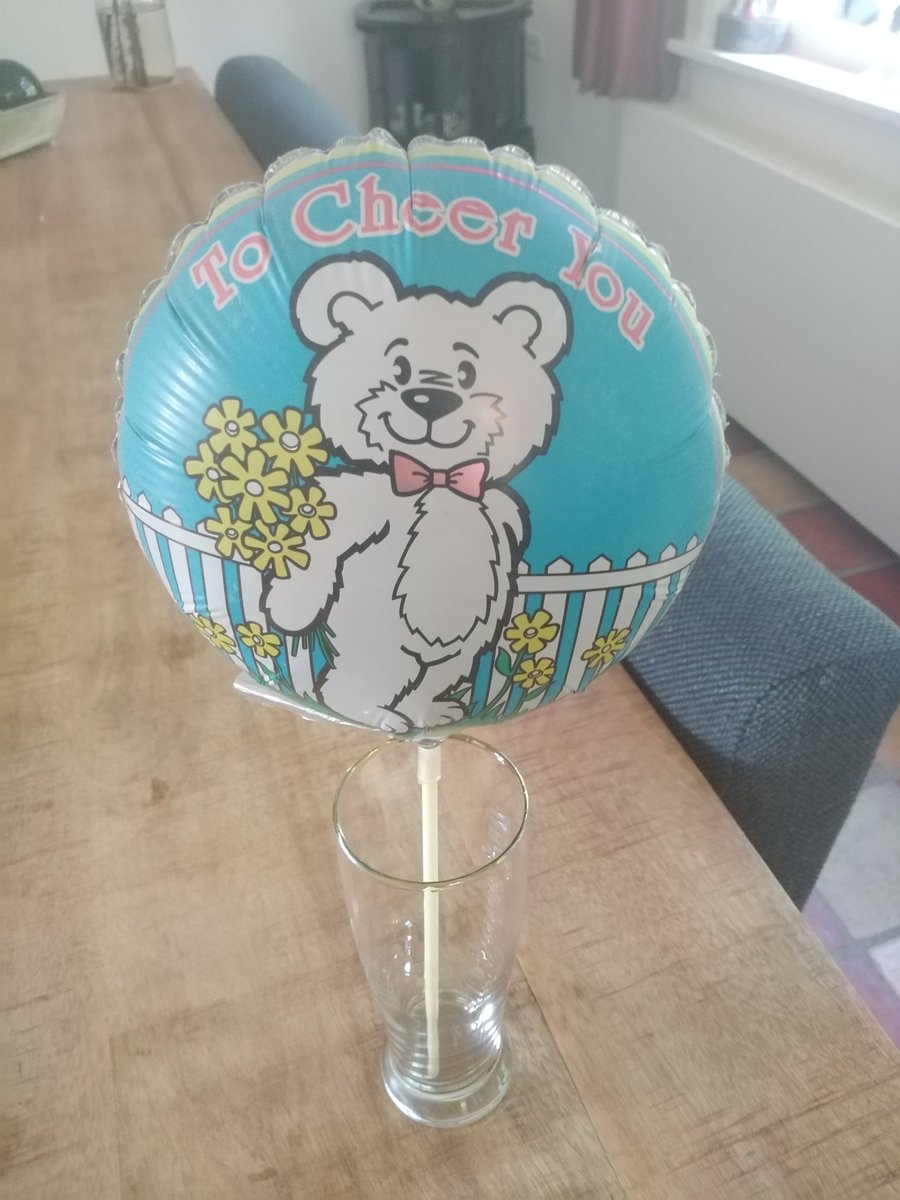 In een vergadering vanmorgen kwam het gesprek op weggooien. Ik biechtte op dat ik daar niet zo goed in ben. Deze ballon kreeg ik van #uniqueuitzendbureau om me sterkte te wensen met de laatste loodjes van mijn eerste zwangerschap. 8 juli wordt dochter-1 30. Unique kwaliteit 😎