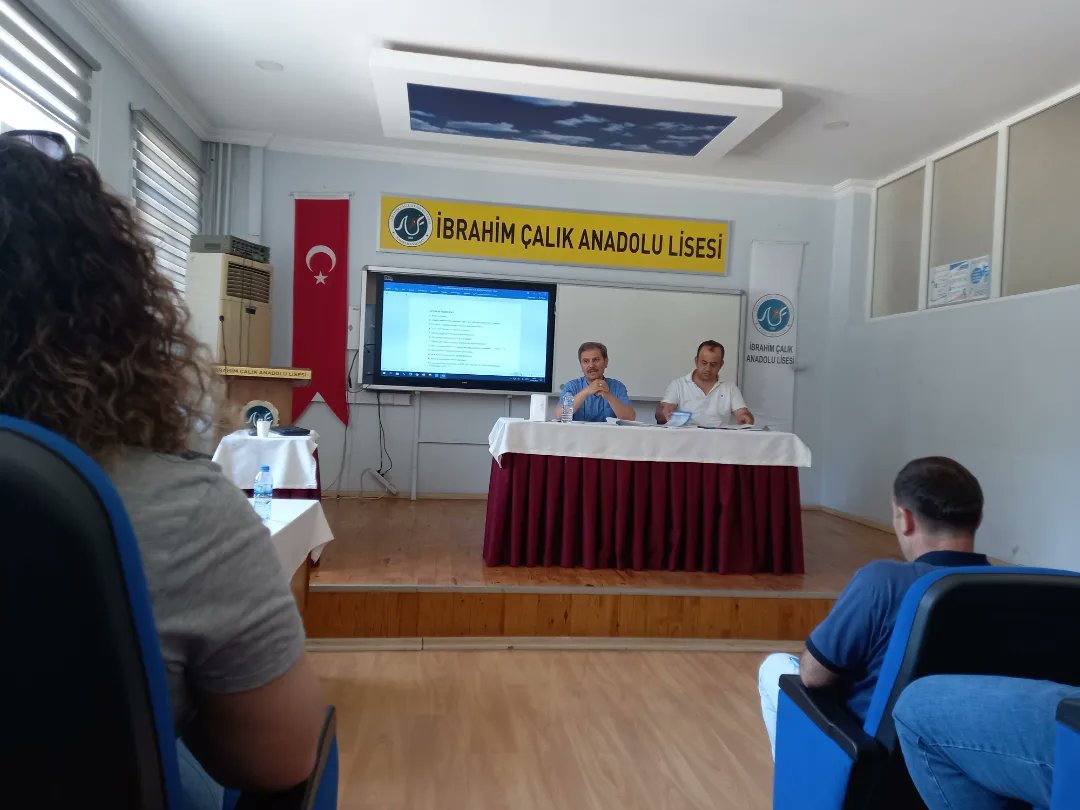 ibrahimcalik46's tweet photo. 2021-2022 Eğitim-Öğretim Yılı Sene Sonu Öğretmenler Kurul Toplantımızı Özveriyle Tamamladık 😊 
Katkı sağlayan tüm değerli öğretmenlerimize teşekkür ederiz.  
Biz bir aileyiz 🖇💪💫❣️ https://t.co/ibCXP472B5