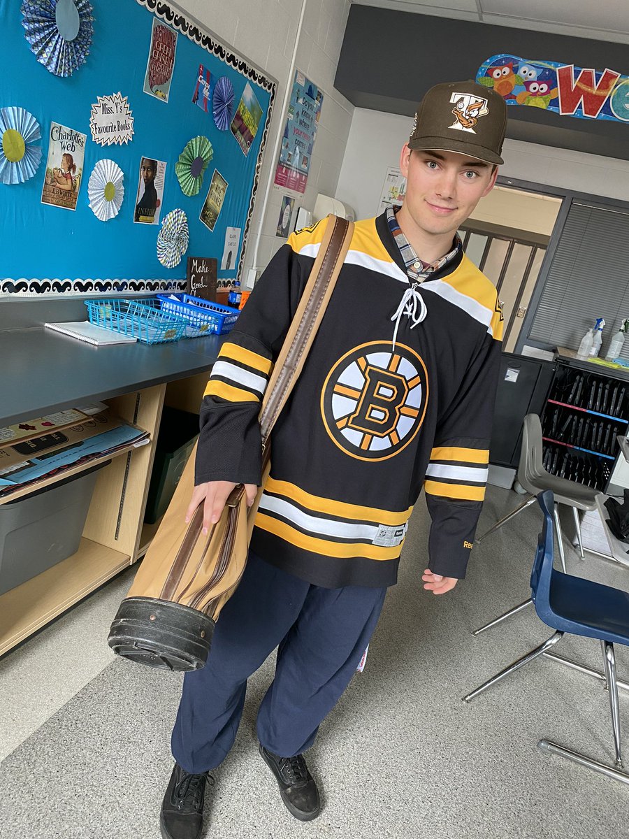 edwith_y's tweet photo. Happy Adam Sandler Day! Our class president Riley is representing 🤘🏽 @WmEHay @clearviewpublic https://t.co/dVGREe7Uaq