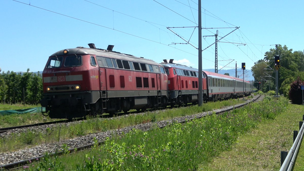 218_493's tweet photo. Und jetzt hab ich noch ein paar Bilder aus Nonnenhorn😁Auch wenn die Zugzielanzeige vom 629 anderes vermuten lässt, sind die Aufnahmen gut ein Jahr alt. "Lindau Hbf" wurde nämlich eigentlich 2020 in "Lindau-Insel" umbenannt. #Trainspotting #BR628 #BR629 #BR245 #BR218 (1/2) https://t.co/EaHWuB8nK4