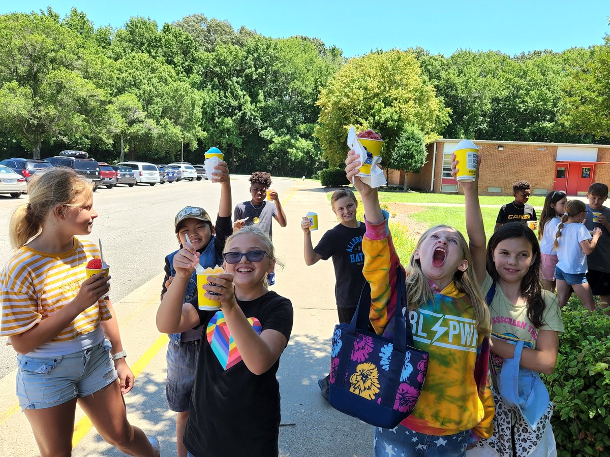 jennied34's tweet photo. Kona Ice treats at NLES! @north_landing @JBNLESPRINCIPAL https://t.co/QfGbfUw9PR