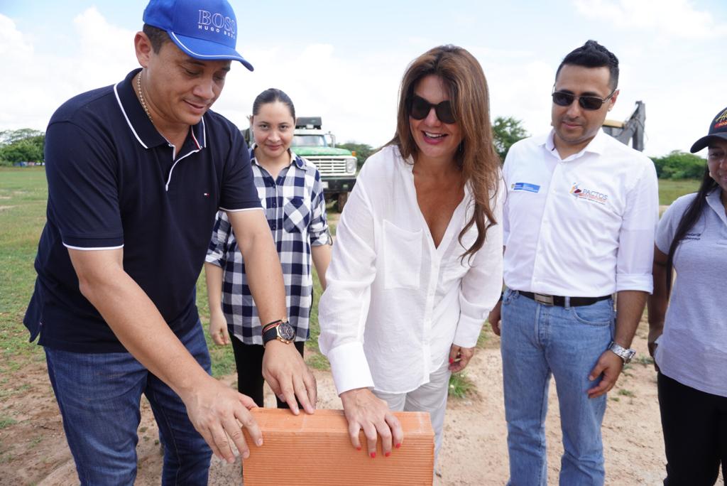 mariaicampoc's tweet photo. Desde el @DNP_Colombia acompañamos evento de primera piedra del escenario recreodeportivo en el municipio de El Paso.
Inversión de 9600 millones de pesos del Gobierno Nacional.
#Esconhechos
@IvanDuque @aleboterob
@YesidParraVera2 https://t.co/xCRRVQSvos
