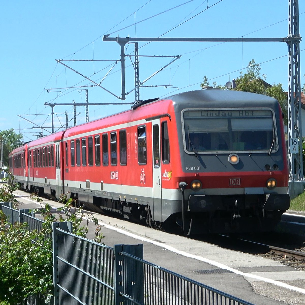 218_493's tweet photo. Und jetzt hab ich noch ein paar Bilder aus Nonnenhorn😁Auch wenn die Zugzielanzeige vom 629 anderes vermuten lässt, sind die Aufnahmen gut ein Jahr alt. "Lindau Hbf" wurde nämlich eigentlich 2020 in "Lindau-Insel" umbenannt. #Trainspotting #BR628 #BR629 #BR245 #BR218 (1/2) https://t.co/EaHWuB8nK4