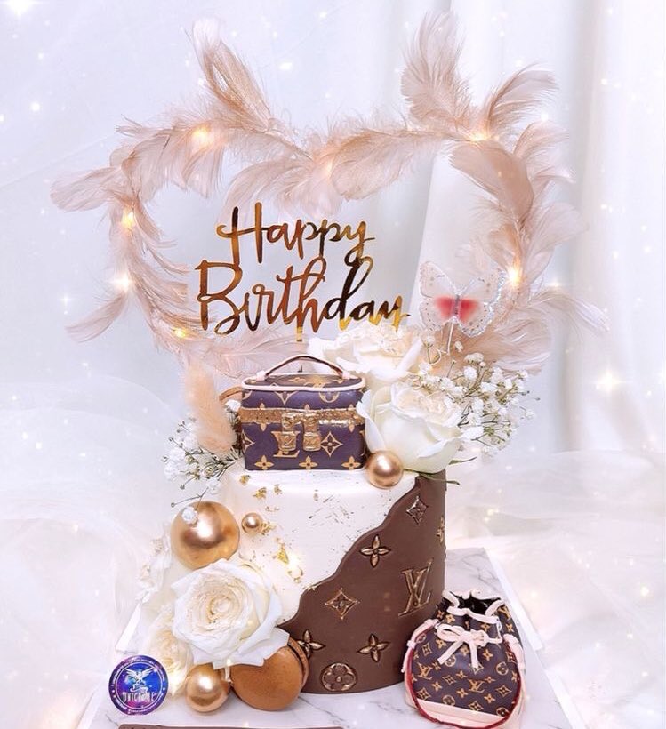 BathoryCafe's tweet photo. เค้กพิเศษ สำหรับคนพิเศษในวันนี้✨🎂
พร้อมการ์ดสุดพิเศษจากผู้ส่ง✨💌

To: @seoromy_c 💟
From: @basilisk_l 

#BathoryCafe https://t.co/HpKgJ3DgXN