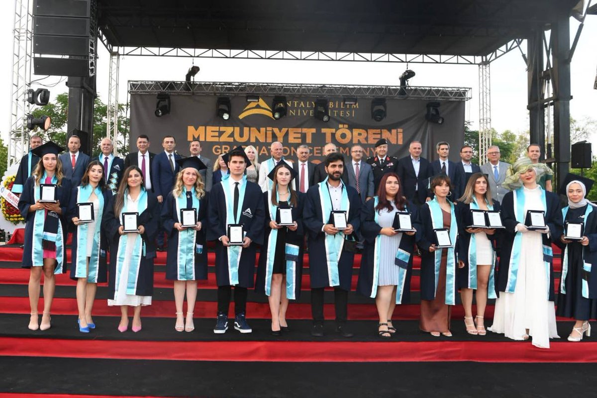 Antalya Bilim Üniversitesi’nde eğitim öğretim hayatlarını tamamlayan, geleceğimizin teminatı öğrencilerimizin mezuniyet sevinçlerine ortak olduk. 

Geleceğin büyük, güçlü Türkiye’sinin inşasında görev alacak gençlerimizi kutluyor meslek hayatlarında başarılar diliyorum.

#Antalya