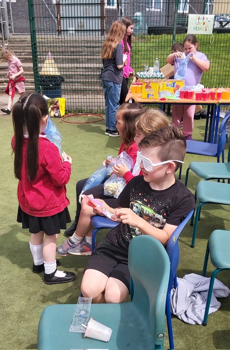 Miss_AWilson's tweet photo. Some more carnival fun! Even Mr McLaren got involved!🤩🌈 https://t.co/51xYmNdIHg