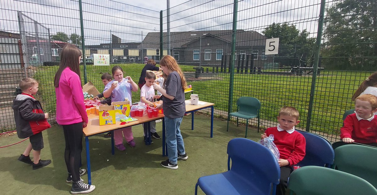 Miss_AWilson's tweet photo. Some more carnival fun! Even Mr McLaren got involved!🤩🌈 https://t.co/51xYmNdIHg