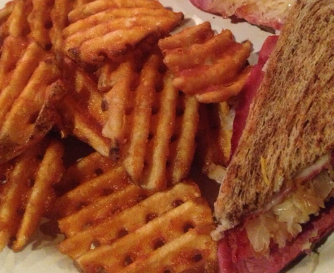 GatsbysPubGrill's tweet photo. Our Waffle Fries may be on the sides menu, but they have main character energy! 🤩
.
Check out our specials! Served from 11am - 2pm 
👉 https://t.co/WVsObifZvd
.
#Gatsbys #IndianapolisIN #IndyEats #IndyLife #IndyFood #IndyFoodie https://t.co/jCnUgqOlpa