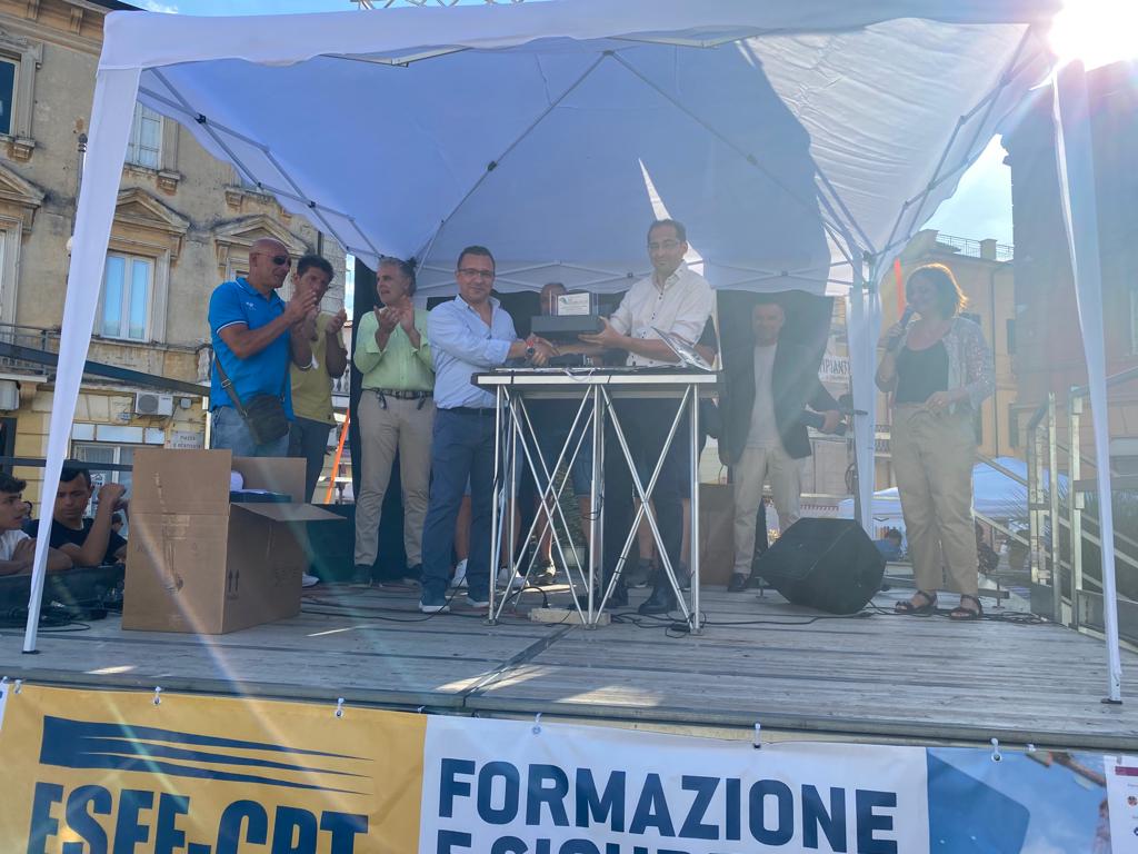 EsefCpt's tweet photo. Grande partecipazione per la manifestazione “The Building Village", una giornata intensa che ha visto protagonista l’ESEF-CPT impegnata nella realizzazione del prototipo del Ponticello ciclo/pedonale del Parco Fluviale San Domenico di Sora (FR) progettato dall’Ing. Piero Gemmiti. https://t.co/rR6oXK94QF