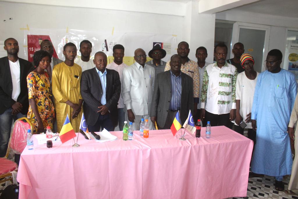 LibreTchad's tweet photo. Conférence-débat 

Pardonner ou dialogue, comment réconcilier les tchadiens pour un nouveau départ ?

Merci aux conférenciers : 
𝙼𝙱𝙴𝚃𝙴 𝙵𝙴𝙻𝙸𝚇 𝙽𝙰𝙽𝙶𝙼𝙱𝙰𝚃𝙽𝙰𝙽,  𝙲𝙷𝙴𝙸𝙺𝙺𝙷 𝙳𝙸𝙽𝙰𝚁 𝙸𝙱𝚁𝙰𝙷𝙸𝙼 𝙰𝙻𝙽𝙰𝚉𝙸𝙵, 𝙿𝙰𝚂𝚃𝙴𝚄𝚁 𝙳𝙾𝙶𝙾 𝚅𝙸𝙲𝚃𝙾𝚁 https://t.co/c7VBE52Ze2