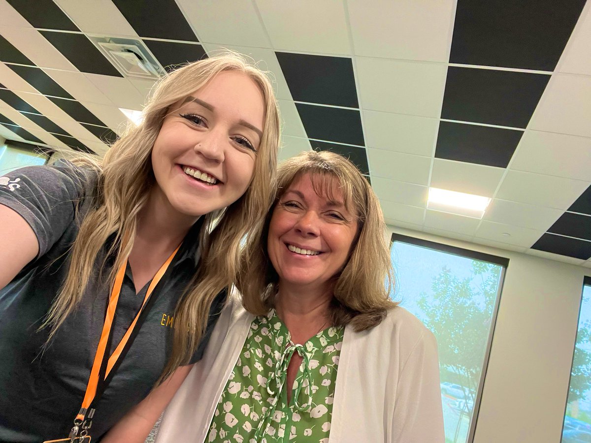 BritneeHogue's tweet photo. Some #mountainregion #chilislove at #chilisEMERGE ⛰🌶🌻 @hasquet @Chilis @train3rgirl @StephanieKeeli5 @twchilihead @anarchy_bus @dougcomings https://t.co/aZfP91ugH2