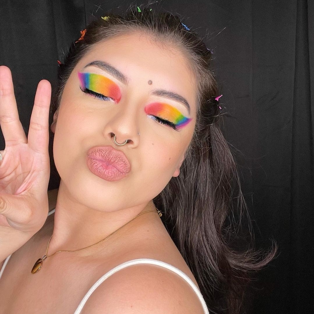 PFCosmetics's tweet photo. OBSESSED with this winged #prideinspired eye look by @dauniojeda 😍 The look is paired with our OG #ButterBronzer for a sun kissed glow. 

Let’s see some 💗’s for this look! https://t.co/veJG8Y7KpN