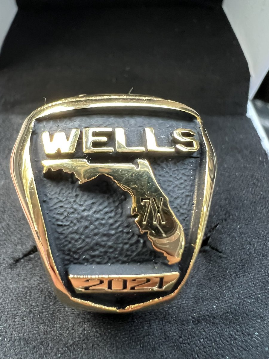 🚨 ALUMNI ALERT 🚨 
We are excited to present <a href="/carolineewells/">Caroline Wells</a> with another <a href="/FHSAA/">FHSAA</a> State Championship Ring before heading off to <a href="/Stanford/">Stanford University</a> this evening!

#WINterspRINGS