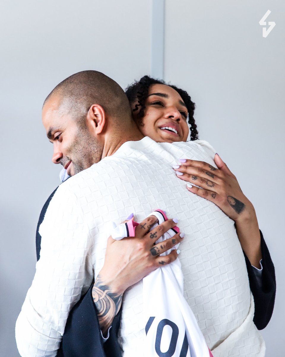 ASVEL_Feminin's tweet photo. 🖤🖤🖤

@gabbywilliams15 
@tonyparker 
#ASVElles https://t.co/FYRu3W7Sqq