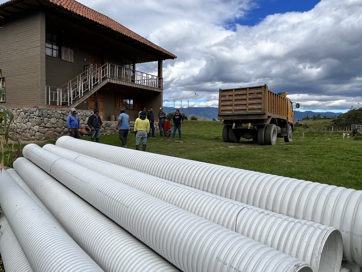 Mediante gestión del alcalde <a href="/claudiomarloja/">Claudio Omar Loja</a>, con la Prefectura del Azuay, entregamos tuberías a los sistemas de riego a nivel cantonal, cuyo objetivo es dar soluciones a los problemas ocasionados en los sistemas de riego por la fuerte época invernal. <a href="/GADSANFERNANDO1/">Gad San Fernando</a>