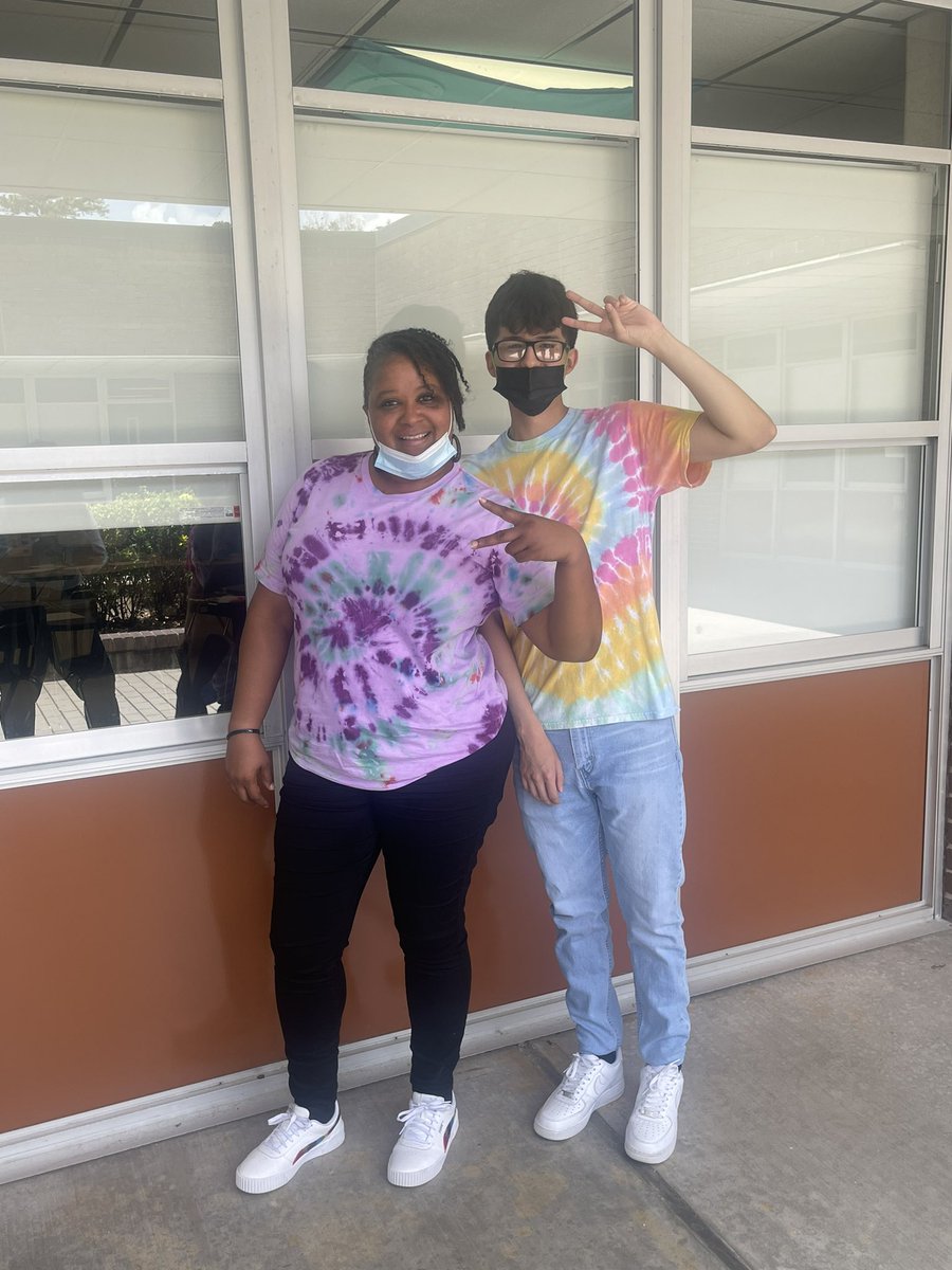 H3Berry's tweet image. Be the energy you want to attract!! We are leading into the future to make a huge impact!!! Tie dye day!!! #AldineFuture @FSimonMath @reb_munguia @KristalWashin16 @CalvertES_AISD @EckertES_AISD