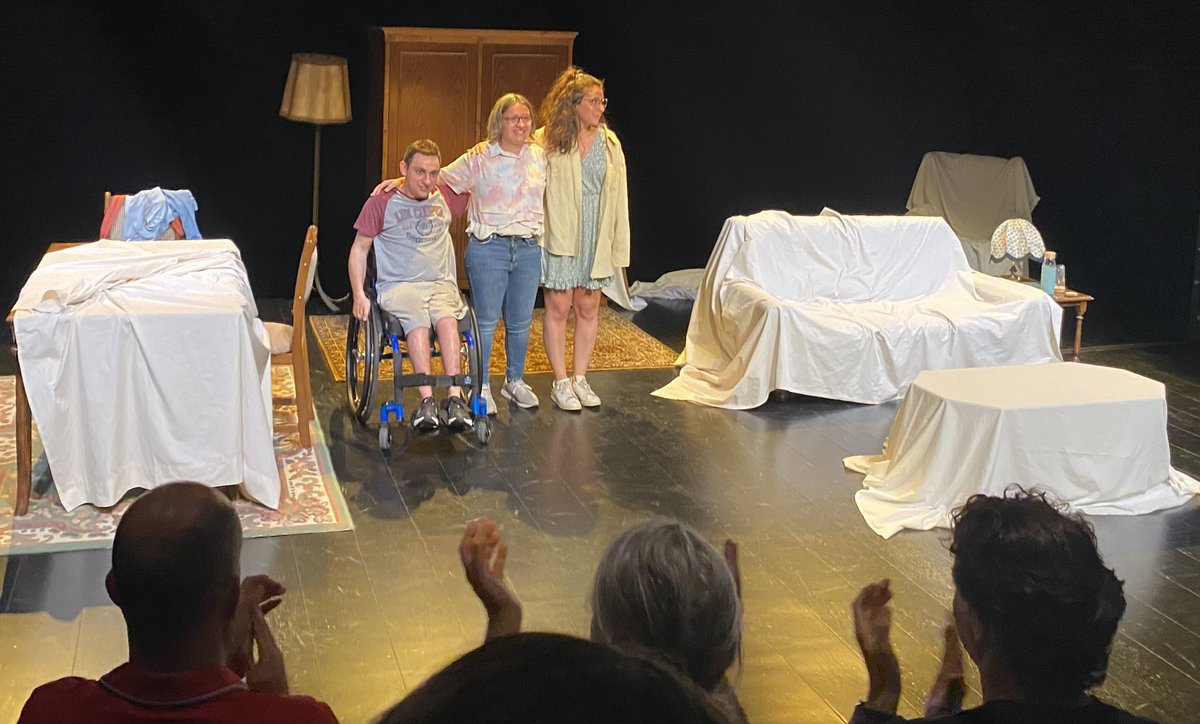 🎭”En una societat on la gent no vulnerés altre gent, no hi hauria persones vulnerables”
“Els àngels no tenen fills” de  <a href="/laclaudiacedo/">Clàudia Cedó Castillo</a> al <a href="/teatreakademia/">Teatre Akadèmia</a>
<a href="/CampsBerta/">Berta Camps</a> <a href="/marcbuxaderas/">Marc Buxaderas</a> 
El públic dempeus 👏👏👏👏