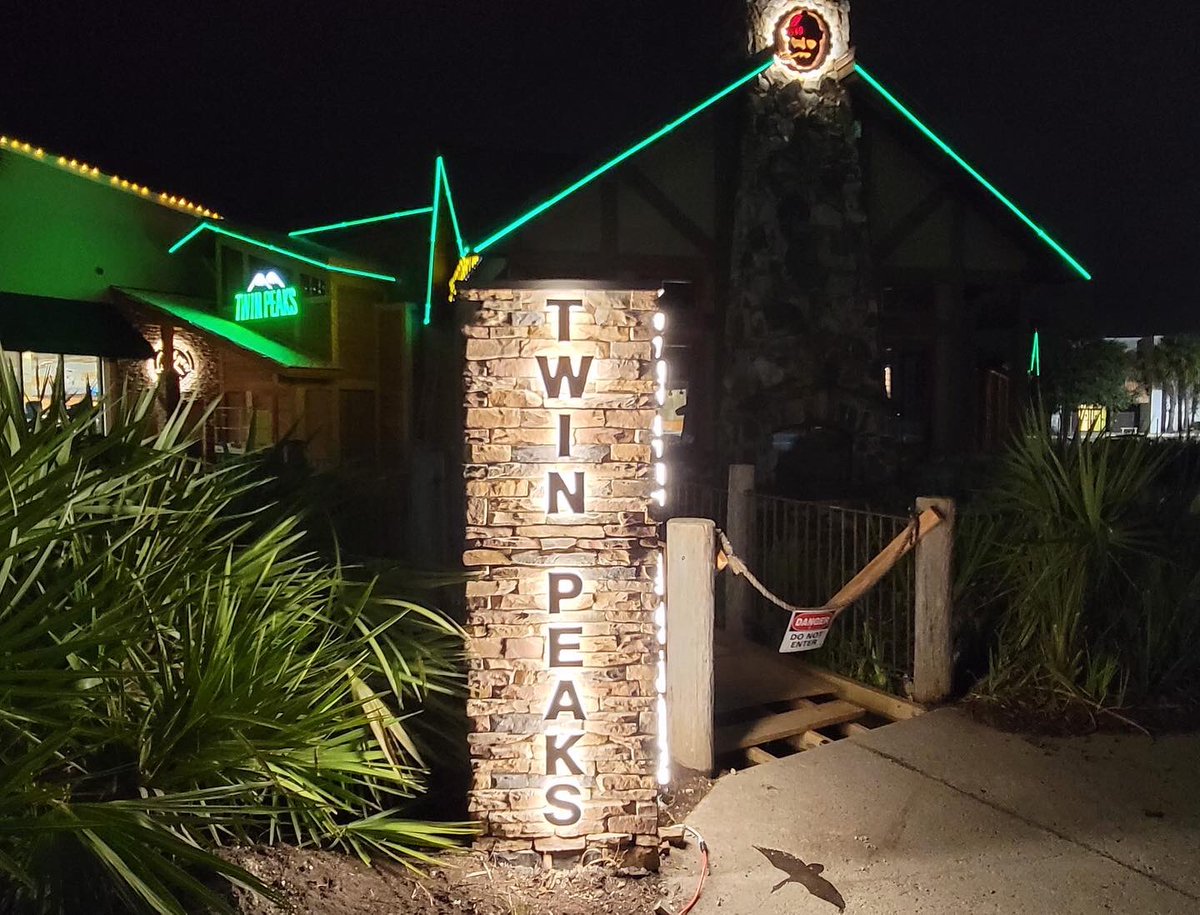 Altair_Sign's tweet photo. lighting up the night with our signs that look great from every angle @TwinPeaksLodge #signs #signinstallation #sinage #smallbusiness https://t.co/xbEywtYrca