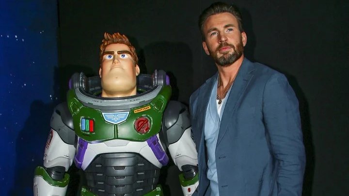 GeekZoneGZ's tweet photo. Chris Evans sobre las críticas homofóbicas de #Lightyear:

"La verdad es que esas personas son idiotas. La historia humana es una de constante crecimiento social y eso es lo que nos hace buenos. Siempre habrá personas que tengan miedo. Pero esa gente muere como dinosaurios". https://t.co/OcGvtUZtzq