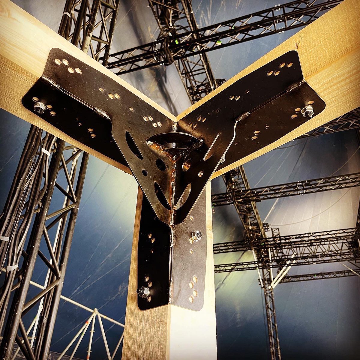 kortexdesigns's tweet photo. The Boxes look just beautiful, and the steel connectors are super stable 💪💪 #fusionfestival #palapa #photography #NFT #wood #Construction https://t.co/uG0HJcJw3I