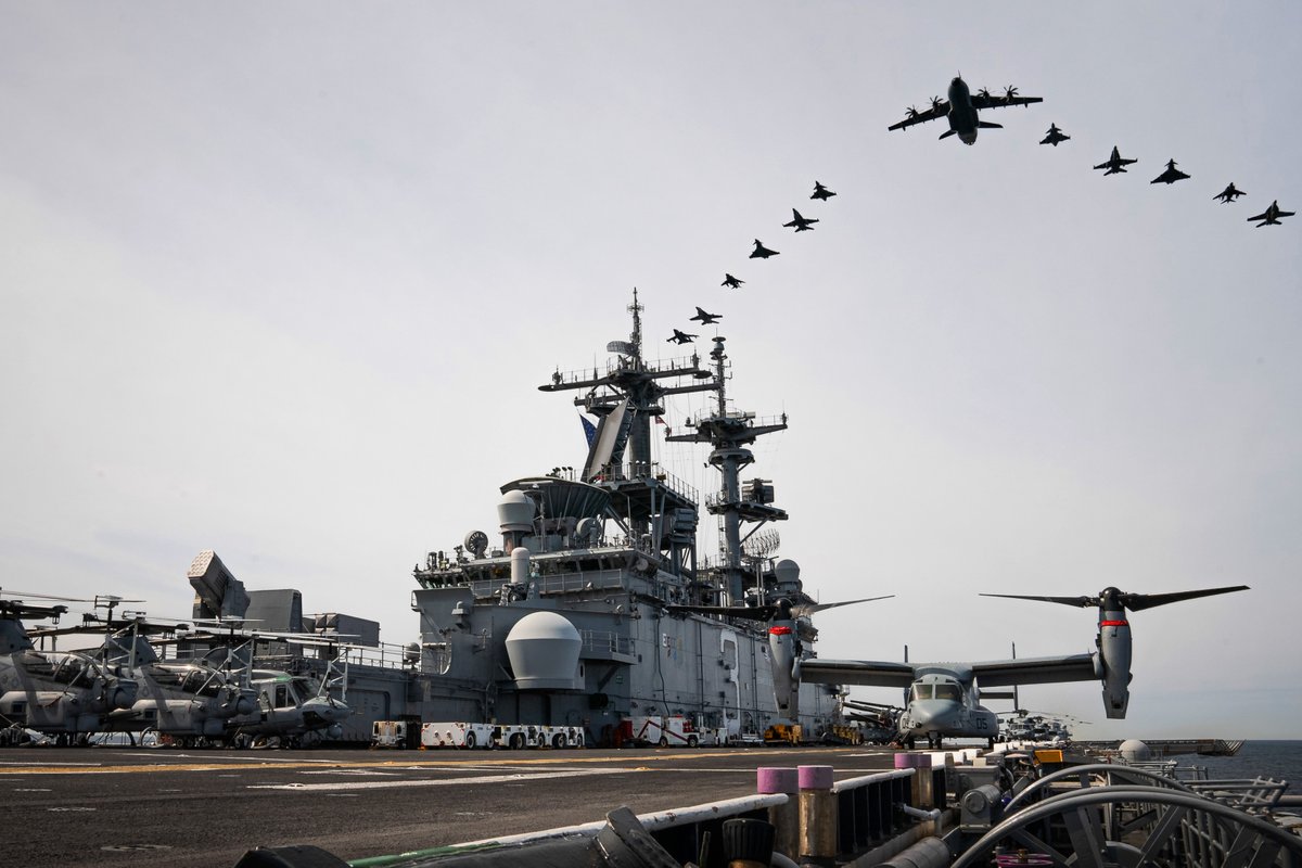 #StrongerTogether 
Aircraft from 🇩🇪 Germany, 🇫🇮 Finland, 🇸🇪 Sweden and the 🇺🇸 U.S fly in formation above the #USSKearsarge during #BALTOPS22, a <a href="/NATO/">NATO</a> exercise in the Baltic Sea.