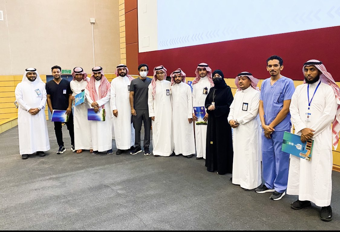 CoPHTM's tweet photo. صور | 📷

جانب من تكريم الكادر الإداري والفني من منسوبي الكلية على جهودهم المتميزة ومساهمتهم الكبيرة في تسيير العملية التعليمية للعام الجامعي 1443هـ

#كلية_الصحة_العامة_وطب_المناطق_الحارة 
#جامعة_جازان https://t.co/HjiepD4Sns
