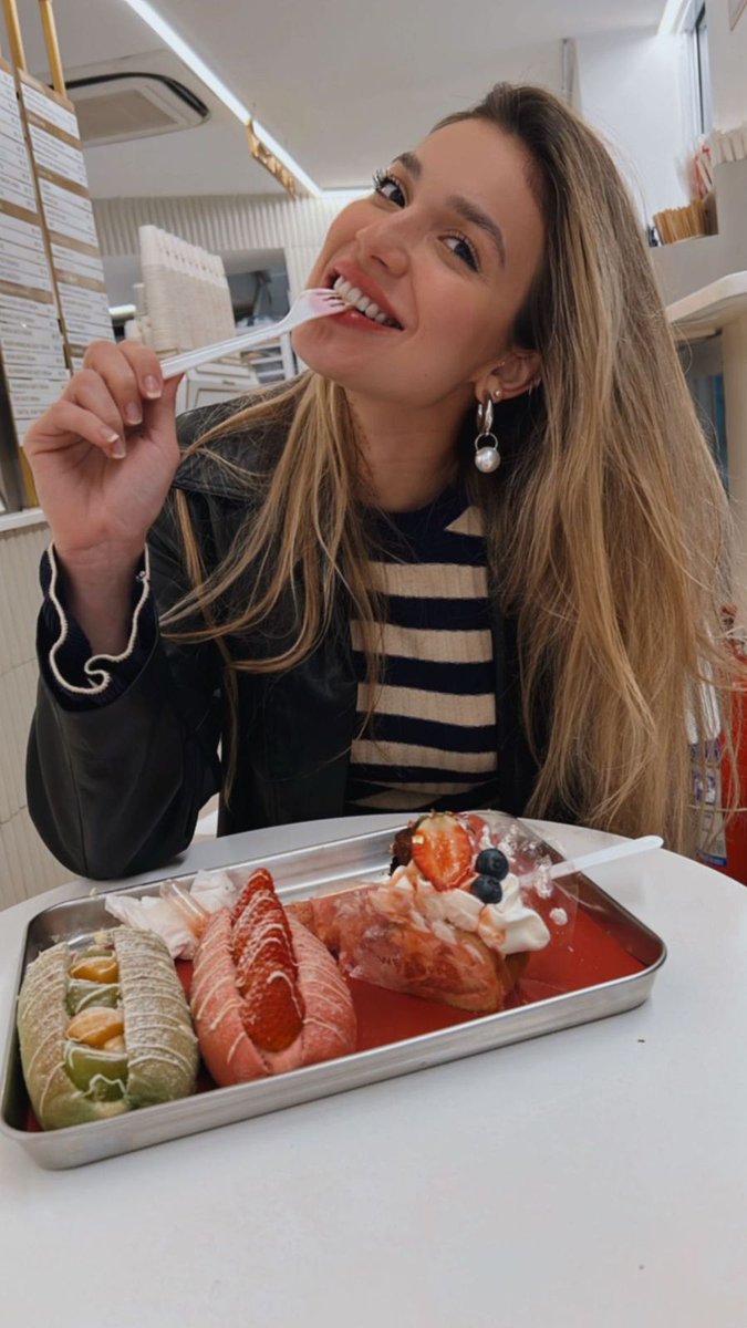 Vemos aqui uma boneca feliz com seus doces! 🤣❤️ <a href="/brusantanareal/">Bruna Santana</a> publicou no Instagram Story. #brunasantana