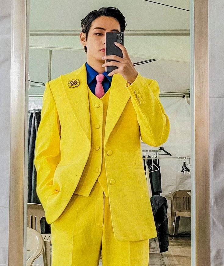 blueivyburner's tweet photo. tae and i in yellow💛 #BlackOutBTS https://t.co/xiWUdH2OXY