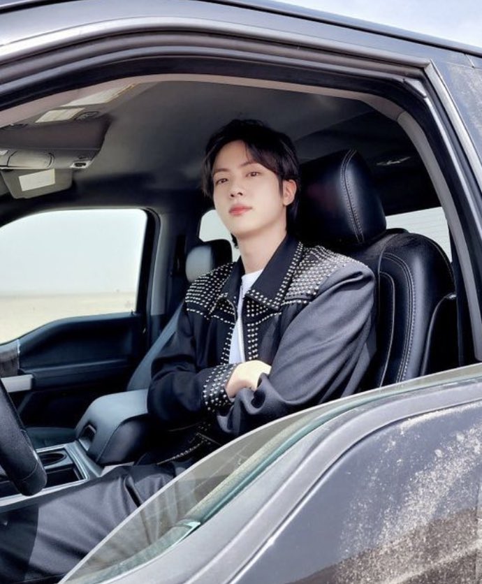 SEOKWRLDS's tweet photo. nah because jin needs to marry me rn https://t.co/VmxK95dAGO