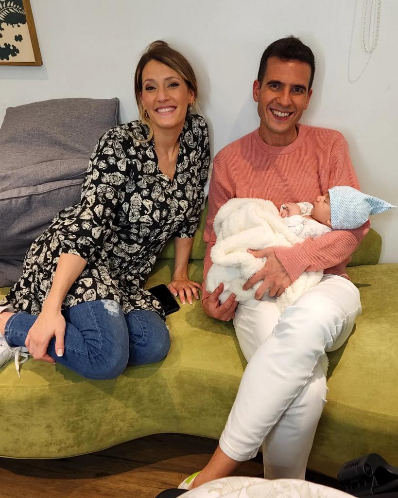 peralta_nico's tweet photo. Con @MicaViciconte y bebito #LucaCubero de un mes de vida. No saben lo bueno que es, me sonrió y quedó planchado 😍❤️👶 https://t.co/9sfezGxOLQ