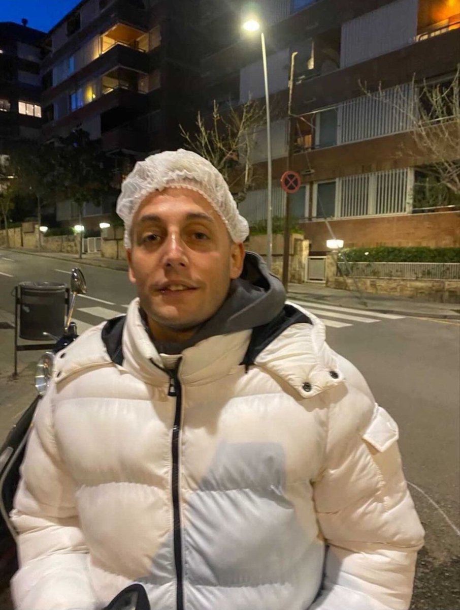 Él es Gerónimo, un neurólogo argentino de 47 años. Tuvo una operación de 9 horas en donde le removió exitosamente un tumor cerebral a su paciente.

Ahora anda caminando por La Plata como si fuese uno más, cuando todos deberían aplaudirlo. GRACIAS GERO.

HÉROE ARGENTINO, RT 🙏🏻