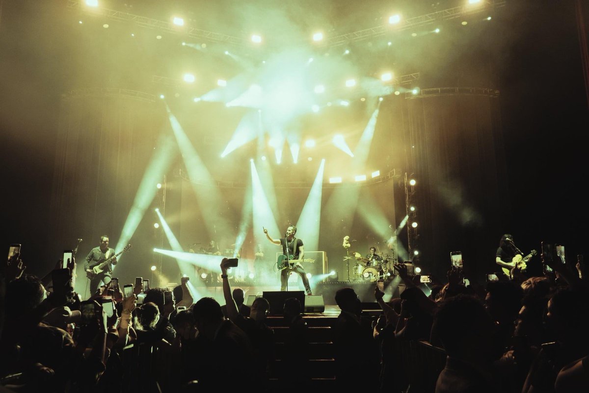 chaiiri5's tweet photo. @jose_madero tus fotos del Auditorio Nacional están hermosas, ya tengo como 10 guardadas para cambiar mi foto de pantalla 🥰💛 gracias @ClassMusic y a ChavaRock! https://t.co/XeDTMC5KQz