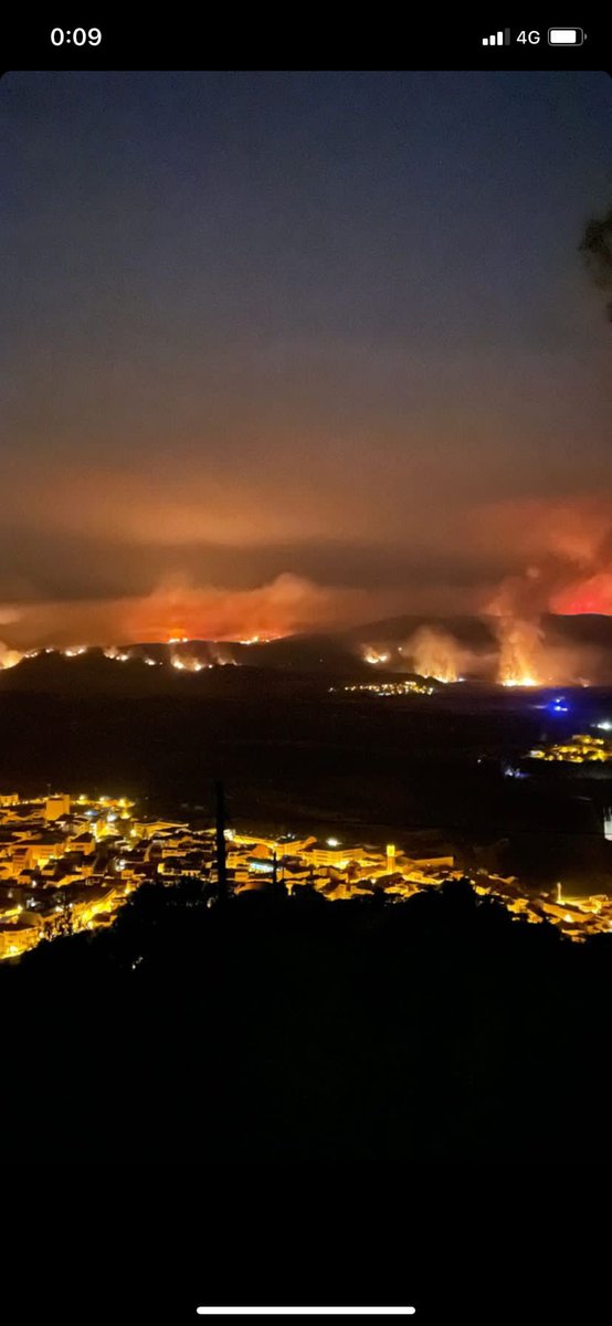 Pell de gallina. Això és casa. Demà a les 9:00 tots els tractors possibles som convocats a la granja de La Pineda amb maquinària per llaurar. <a href="/bomberscat/">Bombers</a>