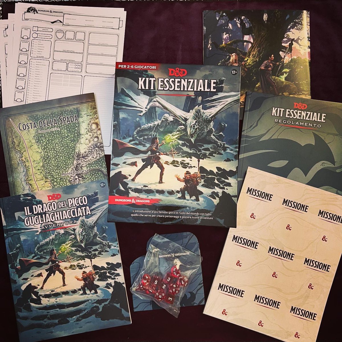 madredraghi's tweet photo. Thanks to my friend @SageAdviceDnD for this amazing present! ❤️
“Who wants to be the next Italian Dungeon Master?” 🙋🏻♀️🤣 #dnd #dnd5e #dungeonmaster #essentialkit #wizardsofthecoast #wotc https://t.co/jhUR3R0EC4