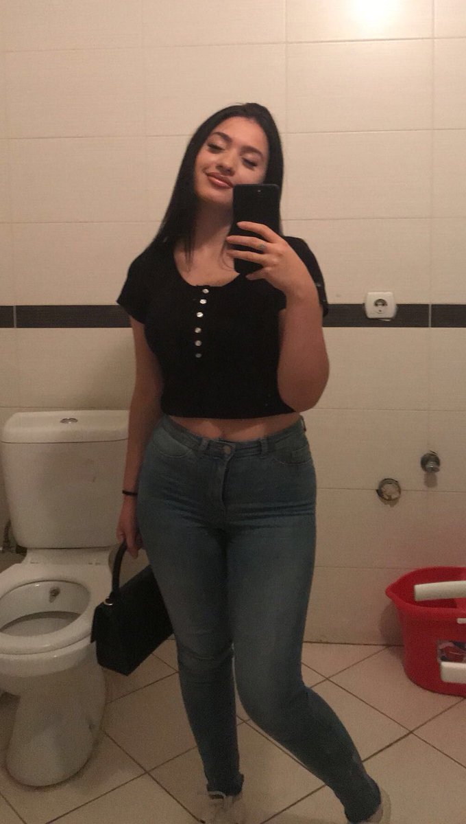 aaaaania0945573's tweet photo. feeling cute https://t.co/Skgq2FJrbu