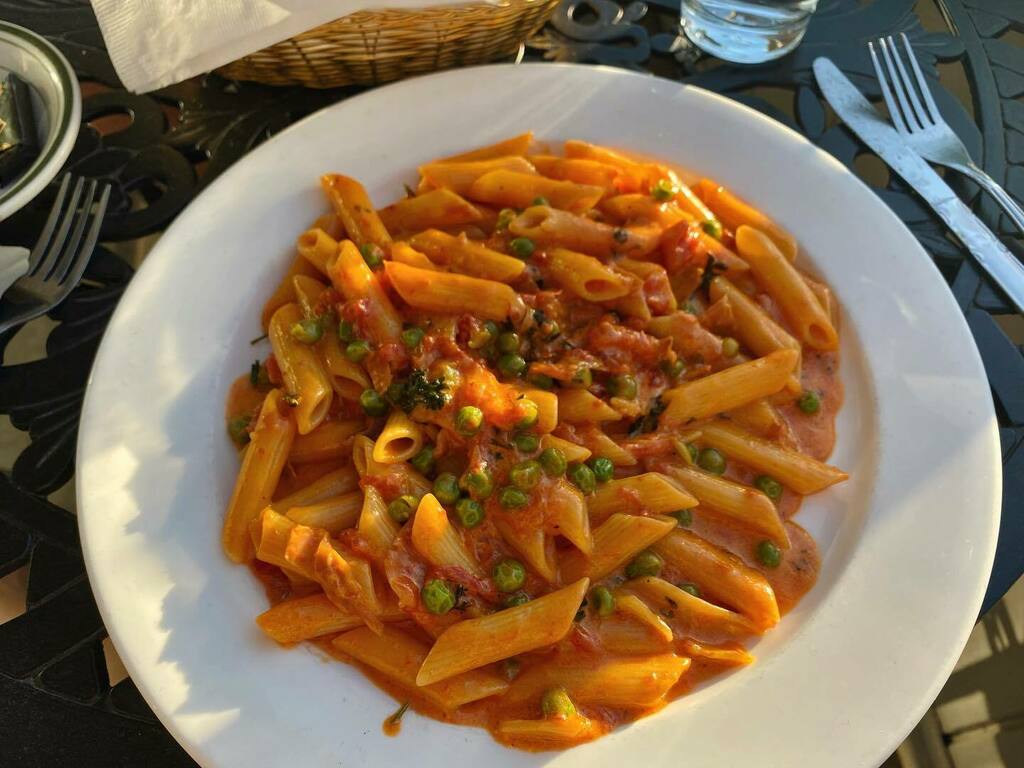 Really on an “Italian in the burbs” kick. Not sure I need to be crushing pasta and pizza before my Italy trip but I’m counting it as research 😂. T-12 days!! // Penne alla Vodka with green peas and prosciutto at Cantina D’Italia in Fair Lakes, Fairfax, VA