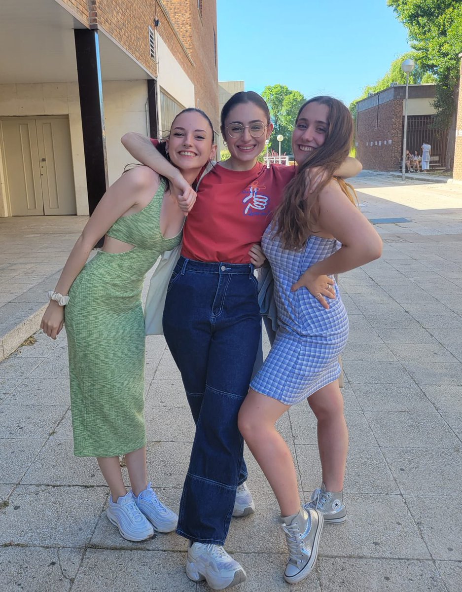 nicole__ab's tweet photo. 1. Vuelta a casa del sj
2. Con mi bb en Cuenca
3. Mis niñas de la uni os amo
4. Moni y yo de paseote por Madrid https://t.co/R6CzanO0gO