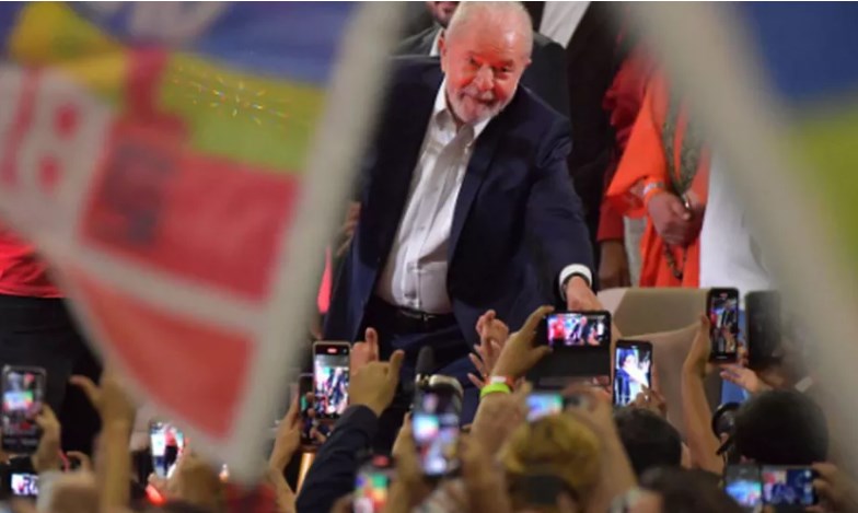 OGloboPolitica's tweet photo. CUT afirma ter contratado agências para disparar mensagens pró-Lula em grupos de WhatsApp. https://t.co/F09OUxYHi7 https://t.co/0A33NtTRQS