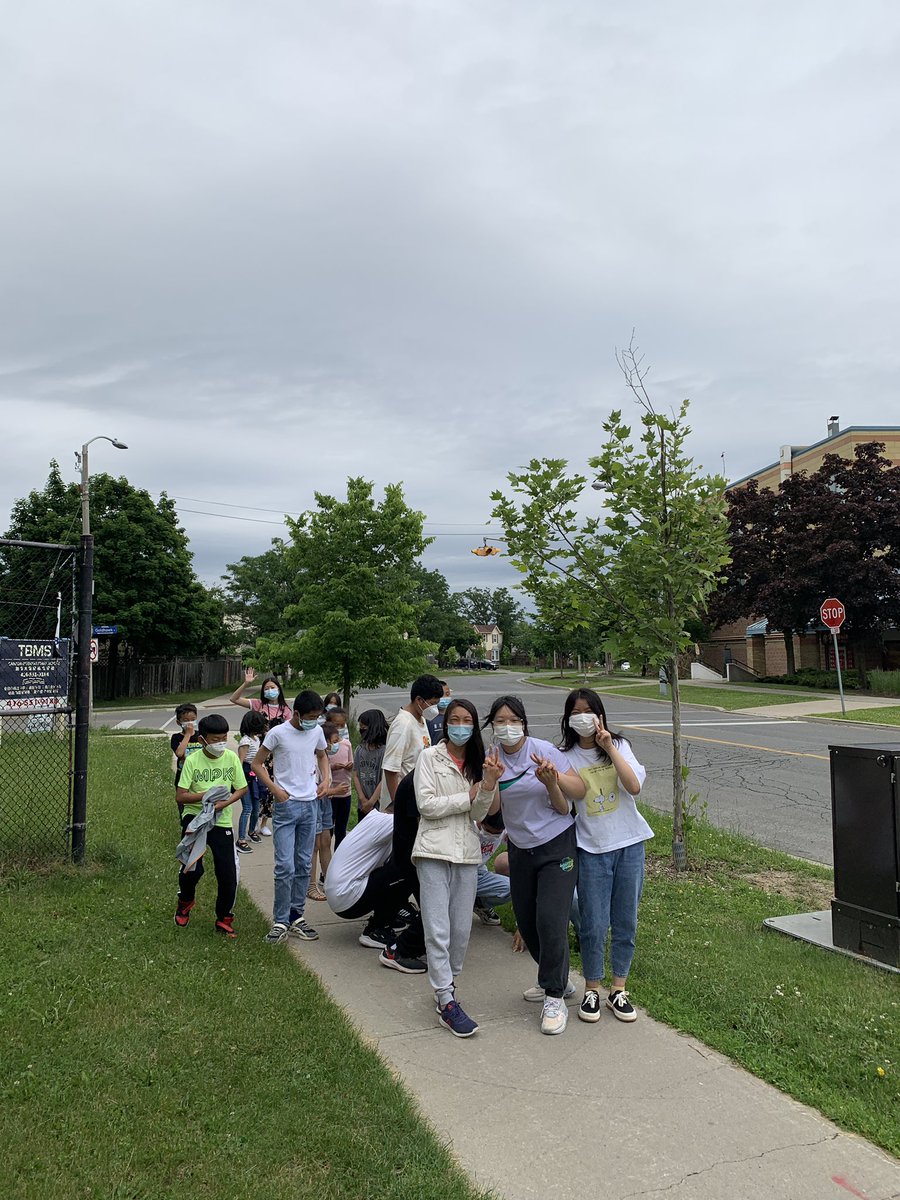 MsJZhang's tweet photo. Our students @TDSB_BandBPS had a fabulous time at the Goldhawk Park @torontolibrary! Thank you, Fanny for showing us around and sharing some great info! @tdsb @LC3_TDSB @msctsang https://t.co/xQ9bagOqli