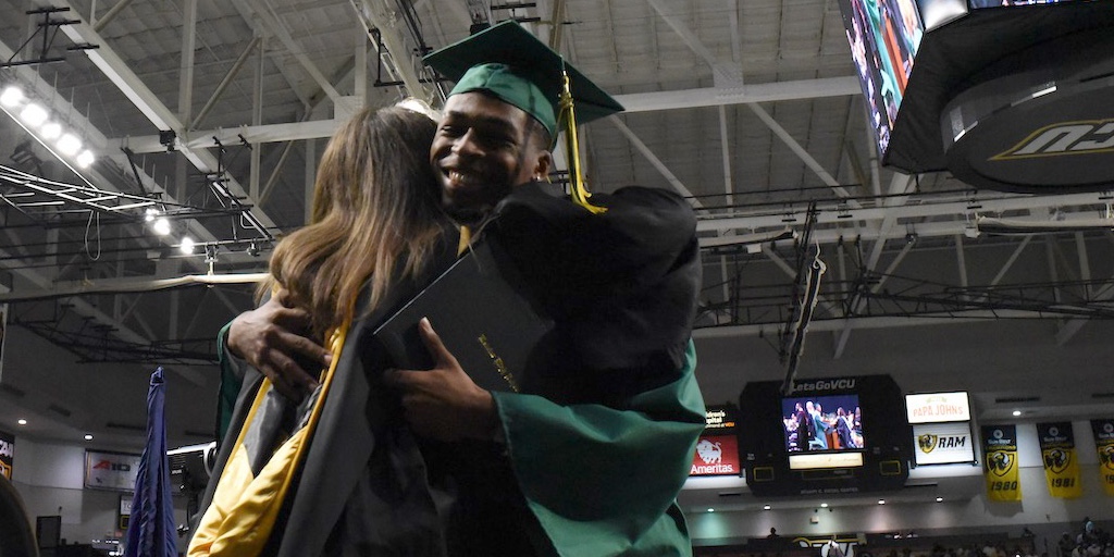 HenricoSchools's tweet photo. Behold — the green and gold! Congratulations to the Henrico High School Class of 2022!

#HCPSClassof22

Watch for posts with photos from each HCPS high school, in order of the ceremonies. Larger photo galleries will also be posted at our graduation hub at https://t.co/Muuu0d1Oru https://t.co/3mfCvyaLEG