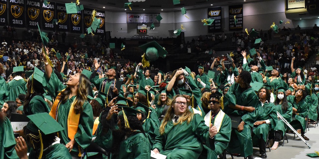 HenricoSchools's tweet photo. Behold — the green and gold! Congratulations to the Henrico High School Class of 2022!

#HCPSClassof22

Watch for posts with photos from each HCPS high school, in order of the ceremonies. Larger photo galleries will also be posted at our graduation hub at https://t.co/Muuu0d1Oru https://t.co/3mfCvyaLEG