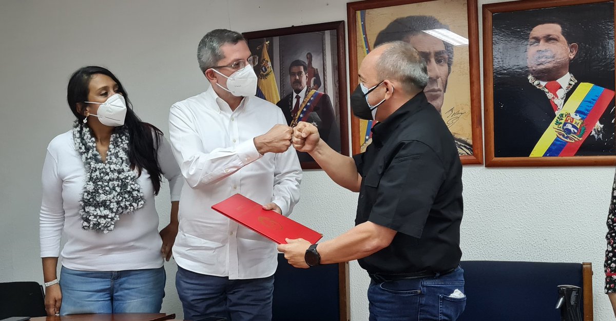 torrealbaf's tweet photo. Con el Sindicato de Trabajador@s junto al presidente de @SomosMovilnet_ Anibal Briceño, llevamos a cabo la homologación del Acta Convenio de esta importante empresa de telecomunicaciones que comunica y conecta a L@s Venezolan@s. 

#CubaPorLaPaz @NicolasMaduro https://t.co/2Jnufvowh8