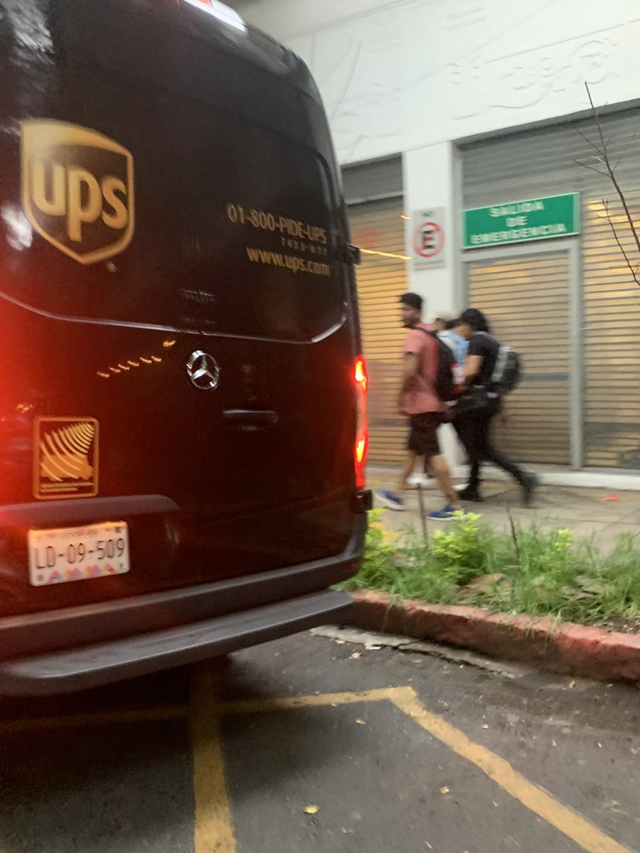 Feerphilippe's tweet photo. @UPSMexico quiero reportar a esta camioneta que estuvo a punto de atropellarnos después de vernos cruzar la calle, no dudó ni un segundo en frenar y mi perrita se lastimó. ¿Que procede? Necesito una respuesta. No suelo hacer este tipo de tweets pero me pareció importante reportar https://t.co/aJmFXQEOxD