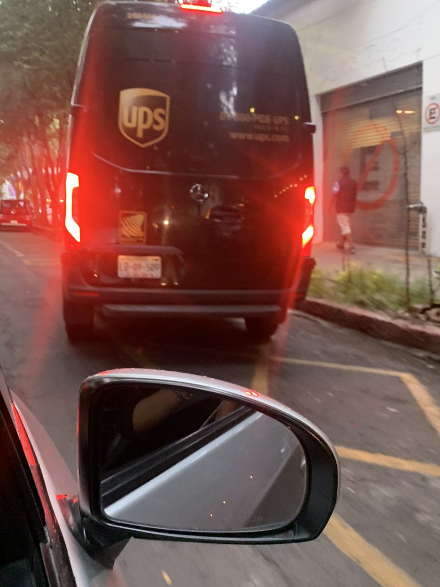 Feerphilippe's tweet photo. @UPSMexico quiero reportar a esta camioneta que estuvo a punto de atropellarnos después de vernos cruzar la calle, no dudó ni un segundo en frenar y mi perrita se lastimó. ¿Que procede? Necesito una respuesta. No suelo hacer este tipo de tweets pero me pareció importante reportar https://t.co/aJmFXQEOxD