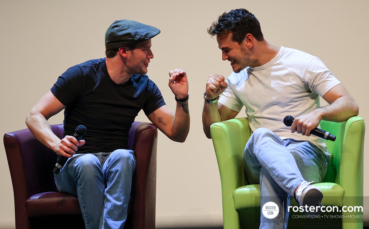 RosterCon's tweet photo. #THOS4 - Suite des panels, avec les photos de Dominic Sherwood / Alberto Rosende &amp; Katherine McNamara / Luke Baines. #shadowhunters 

📷 https://t.co/HpczDrzFrs https://t.co/0kCwDPZ9XR