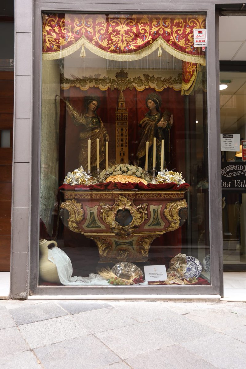 RealHdadServita's tweet photo. Escaparate montado por nuestra Hermandad en la Camisería Ana Valencia (C/ Francos 21) en honor a Jesus Sacramentado por la festividad del Corpus Christi. #CorpusSevilla22 https://t.co/39JtDoqtuS