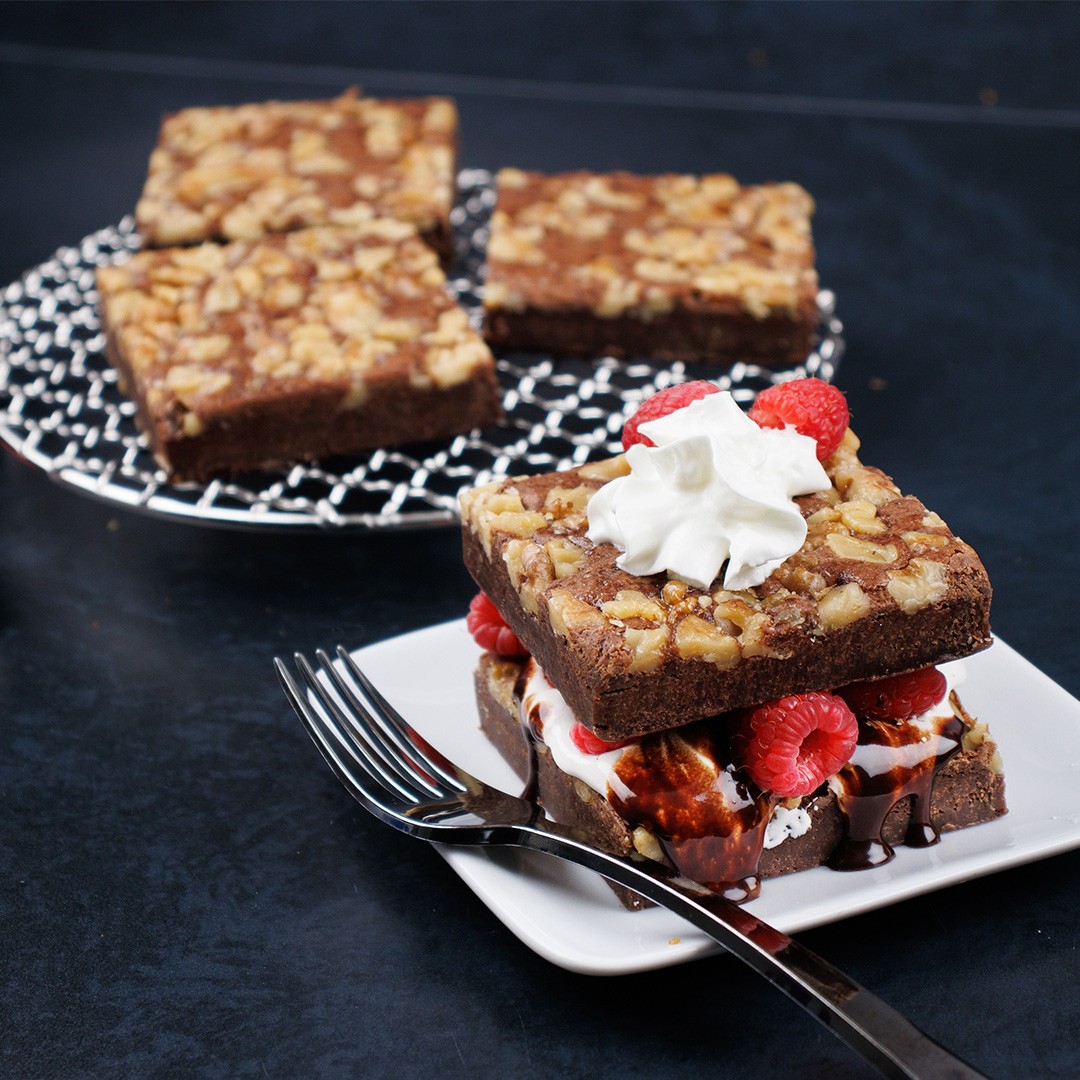 ftbrownies's tweet photo. Fix fancy for Dad: Walnut Brownies with red raspberries, chocolate sauce, and whipped cream. #simpledessert https://t.co/9Zbzce59JD